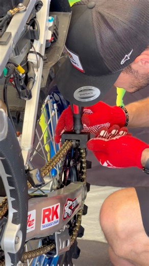 128K views · 1.7K reactions | ✨ Watching a factory #mechanic put a new chain on Maxime Renaux’s works #YZ450F! If you have any questions, drop them in the comments. ‍: Ray Hansmeyer ️: Monster Energy Yamaha Factory MXGP #Yamaha #Motorcycle #YamahaRacing #MXGP | Yamaha Racing | Facebook