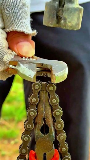 Genius Bike Hack! How to Remove a Chain Without Special Tools 🚲🔧 #shorts #lifehack #diy #bikerepair