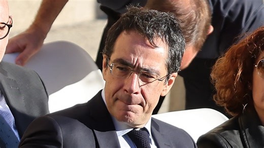Darius Rochebin : couple, suicide de sa mère, vie en Suisse… Ce qu’il faut savoir sur le journaliste de LCI