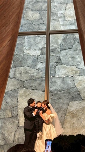 shiori on Instagram: "・ ・ ・ 直前まで本当に不安でいっぱいだった結婚式🕊️✨ 皆様のおかげでとてもいい1日になりました🙇✨ 春には息子がお兄ちゃんになることを報告させていただきジェンダーリビールバルーンで性別クイズをさせて貰いました🎈 夫も私もこの時初めて知ったので、予想は男の子だったから本当にびっくりと喜びでいっぱいでした🐒 予想以上に盛り上がってくれてとても嬉しかったです🥲 あんなに不安だった結婚式だったけど、本当にあっという間で、本当に幸せな1日になりました✨ ご列席いただいた皆様、本当にありがとうございました🙇✨ ・ ・"