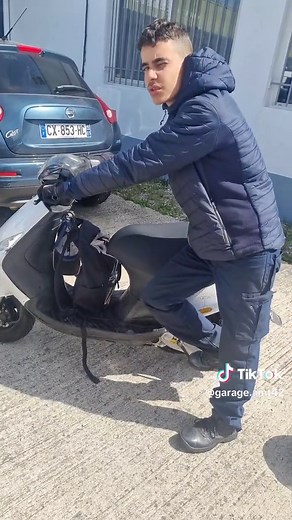 Démarrer un scooter sans batterie : Astuces pratiques