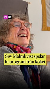 Titta vem som spelat in fem program för P4 Plus från sitt kök 🤩 Siw Malmkvist spelar sina egna och andras låtar som betytt mycket under hennes långa musikkarriär. Har du en favorit? Lyssna på "Siws Grammofontimme": https://www.sverigesradio.se/avsnitt/p4-plus-siws-grammofontimme | Sveriges Radio P4