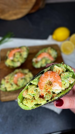 Ornella on Instagram: "Avocat farci 🥑 Ingrédients : - Avocat - Crevettes - Citron - ciboulette - Mayonnaise - Sel - Poivre - Paprika Préparation : Couper les avocat en deux. Enlever de noyau et retirer la chair à l’aide d’une cuillère. Réserver la coque de l’avocat. Couper la chair de l’avocat en cubes et les crevettes en petits morceaux . Mélanger l’avocat avec les crevettes, ajouter une cuillère de mayonnaise. Arroser de citron, saler et poivrer. Enfin ajouter de ciboulette ciselée. Remplir l