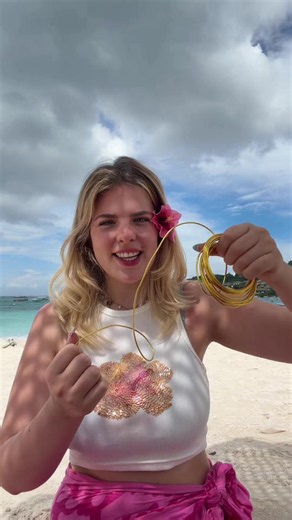 I made the cutest arm cuff on a beach in Bali 🌺✨ Thank you to @Vosy for the tutorials ❤️❤️ #bali #nusalembongan #diyjewelry #traveltiktok #beachlife
