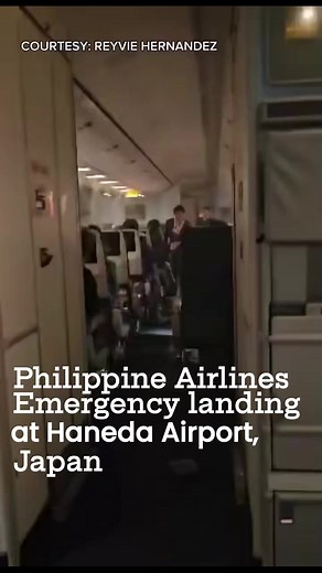 WATCH: Scene sa loob ng Philippine Airlines (PAL) flight na nag-emergency landing sa Haneda, Japan matapos umusok ang airconditioning unit nito, April 10, 2026. #PAL #PALEmergencylanding #PhilippineAirlines | Ilonggo Digital News
