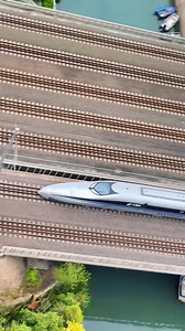 This China Railways high-speed inspection train, CRH380AM-020, looks like a blade cutting through the future. Designed for 500 km/h, tested at 605 km/h — while most high-speed trains operate at 300–350 km/h. Video from 🚄ZE | ShenzhenStory