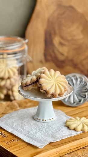 Dessoy on Instagram: "Fazer biscoito amanteigado em casa é muito fácil, então hoje te ensino essa versão recheada com doce de leite. Ingredientes * Farinha de Trigo | 330g * Sal | 3g * Manteiga | 170g * Açúcar Impalpável | 125g * Ovo | 1 Unidade Grande * Essência de Amêndoa | 5ml * Doce de Leite (Firme) | 250g * Açúcar Refinado | 100g Modo de Preparo Em uma tigela, adicione a farinha e o sal, misture bem e reserve. Em outra tigela, adicione a manteiga e o açúcar impalpável. Bata até obter um cre