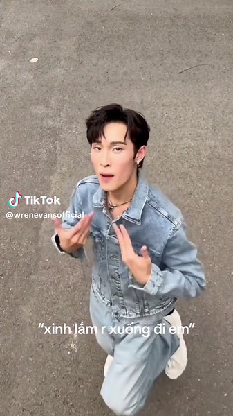 Hà Linh Official Live Dance Performance with Lung Linh Xinh Em - Wren Evans DeY