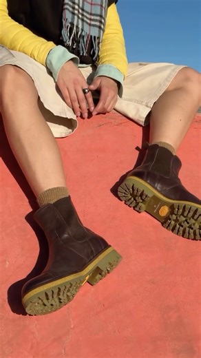 La Scarpetta di Venere on Instagram: "Hai già visto le Amsterdam Dafne in mogano? ✨ Eleganza artigianale, passo metropolitano. La nuova suola a tre strati: comfort leggero, carattere forte. 👟💨 Tradizione che corre veloce, stile che non scende a compromessi. Modella @giardini.alessia Video @laurapasqualini_ Agenzia modella @lavie_modelagency #LaScarpettaDiVenere #AmsterdamDafne"