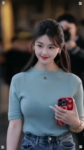 Stunning Girls Walking the Streets – Beauty That Turns Heads!