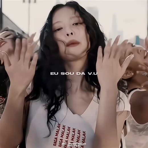 #JENNIE — Gente, que confusão é essa?, pra qm n sabe, a jennie foi para um evento, e estão falando que uma pessoa levou uma câmera proibida para o evento e outra q uma pessoa levou uma 3rma para tentar contra a Jennie, e o segurança tava tirando a câmera ou 3rma da pessoa. Gente, tipo assim?Cadê a segurança nesse evento?independente d ter sido uma câmera ou não, o evento tem SIM, que colocar seguranças para revistando as pessoas ANTES de entrar no evento, porq se é um objeto proibido tem q ser r