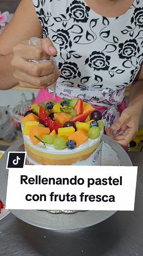 Rellenando pastel estilo coreano con frutas frescas