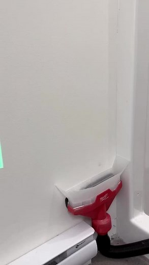 Rubber Seal Enhances Wall Suction for Easy Cleanup