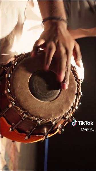 𝐑𝐮𝐧 𝐈𝐭 𝐔𝐩 Dance visual A creative piece to this intense and crazy track by @hanumankind, produced by @kingkalmi. Three different perspectives/styles of dance to this culturally rich song, while also spotlighting various elements of our South Asian heritage (Mridangam, Bharatanatyam, and Kuthu fusion). Extremely grateful for the shooters, the dancers, the percussionist, and this powerhouse of a team. We hope you enjoy it! Concept Creative Direction: @apisegan.n Cinematography Editor Shot D