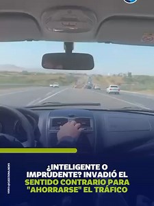 En un video que circula en redes se aprecia cómo un hombre decide saltarse el tráfico conduciendo por el carril contrario. Pese a que no ocurrió un accidente, puso en peligro su vida y la de los pasajeros que lo acompañaban. #Noticia #Seguridad #Trafico
