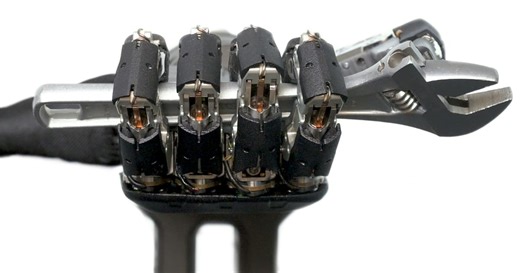 Remarkable robotic hand can now manipulate the objects that it's holding