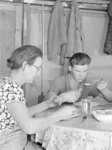 1939 Malheur County, Oregon. A farmer’s wife shares a quiet lunch with her 16-year-old son… while the other kids are out in the neighboring fields topping onions. It’s not a “big moment” — and that’s what makes it hit so hard. Just a tablecloth, a lantern overhead, work clothes on the wall… and a few minutes of stillness before the day keeps moving. Create AI Clips helps bring still photos like this back to life—so the small moments don’t disappear. ❤️ #VintagePhoto #1939 #OregonHistory #FarmLif
