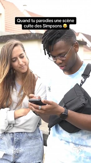 Collaboration commerciale - Quand tu parodies une scène culte ! Qui se rappelle de Homer Simpson qui se cache dans le buisson ! 😂 La saison 34 vient d'arriver sur @Disney FR . Si ça | Lesparodie Bros