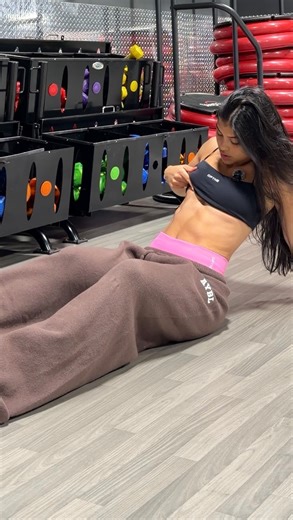 Andrea Reyes on Instagram: "the ab workout you need to start the year right🥹🩷✨ reminder that you don’t need 100 ab crunches. 4-5 exercises is enough. less is more. just be intentional with the movements ok? ok. let me know if you try it!!!! top & shorts are @dfyne.official pants are @aybl dc ANDREAV for both heheh . . . . #abs #absworkout #coreworkout #weightedabs"
