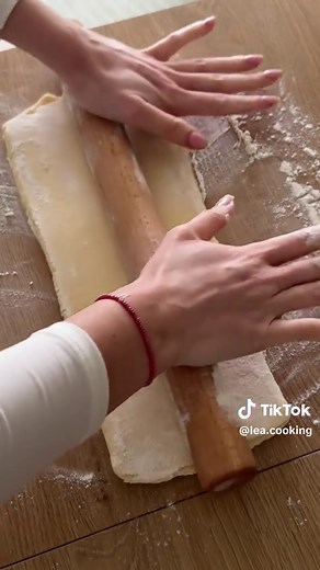 Recette de la tarte tatin 🍎 PARTIE 2 : les pommes et le montage Ingrédients (pour une tarte de 24/26 cm de diamètre) : → Pour les pommes : 8 pommes (j’ai pris des Gala), 1 noix de beurre, 1 sachet de sucre vanillé, 1 càc de vanille en poudre (la mienne vient de @Producteur de vanille) À déguster avec de la glace vanille ! #tatin #tarte #patisserie #recette #recettefacile