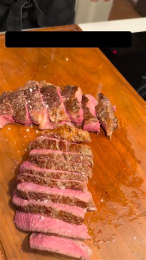 Roman - The BBQ Butcher on Instagram: "🥩 Ribeye steak metódou Just Keep Flippin Ja som použil austrálsky ribeye, ktorý kúpiš v @metro_sk alebo v Mäso od Romana. Mäso potri olejom a posyp vločkovou soľou. Panvicu rozohrej na polovičný stupeň aby panvica jemne dymila. Steak polož na panvicu a priebežne otáčaj (just keep flippin), kým nedosiahne 50 °C vnútornej teploty. Potom ho presuň do rúry na 10 minút. Vyber, krájaj, ešte kúsok osoľ a užívaj 😎 👇 Napíš do komentára heslo: steak a večer ti poš