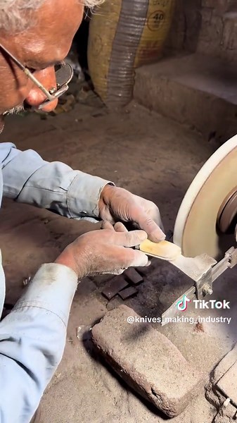 Very beautiful work 😃 full handmade knife making process ❤️🔥 #huntingknife #knifemaking #tiktokusa🇺🇸 #working #Foryou