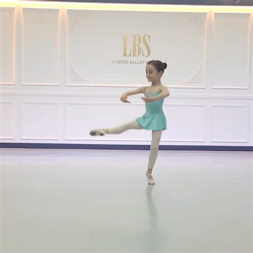 Comenzamos semana con la pequeña Yunseo Cho disfrutando este Adagio. Lumiere Ballet School, South Korea. Buen comienzo de semana!!! Fuente: jino_jia_2020 | Ballet del Occidente