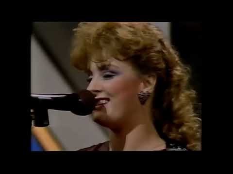 1985 Country Music Awards - Hosted by Anne Murray & Kris Kristofferson