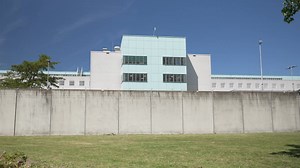 23K views · 402 reactions | Tekort aan cellen, overwerkt personeel, lage lonen en bedreigingen van gedetineerden: het Nederlandse gevangeniswezen piept en kraakt door de constante bezuinigingen. Marcelle Buitendam van vakbond FNV luidt bij ON! de alarmbel. | Ongehoord Nederland TV | Facebook