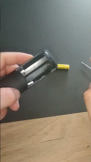 Astuce réparation télécommande.Les piles ont oxydé les pôles + et - de celle-ci.