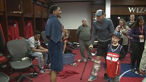 Alex Smith shows off massive leg brace at Wizards game