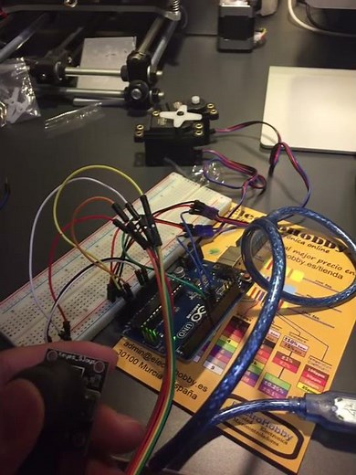 Tutorial uso de Joystick para control de dos servos.