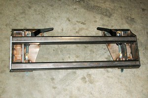 Universal Pin-on Bucket to Skid Loader-Compatible Q/A Conversion