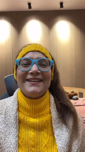 Neetu Singh on Instagram: "Winter dehydration sneaks up because cold tricks your brain into ignoring thirst signals, even as dry air and breathing steal your moisture. ❄️💧 Why No Thirst? Cold causes blood vessels to constrict, boosting central blood volume and fooling your brain’s thirst center—you feel fine but lose up to 40% more sensitivity. Hidden Water Loss • Dry winter air means every breath exhales vapor, drying you out invisibly. • Indoor heaters + layers make you sweat without noticing