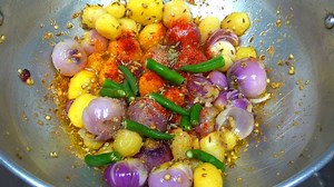 14K views · 1.6K reactions | Aloo Pyaz ki nayi chatpati recipe https://youtu.be/P2vxHeE06v4 WELCOME TO MY CHANNEL INGREDIENTS POTATO - 200GMS ONION - 200 GMS SALT TO TASTE GREEN CHILLI - 4 CORIANDER SEEDS - 1 TSP CUMIN -1/2 TSP HALDI POWDER - 1/4 TSP RED CHILLI POWDER - 1/2 TSP GARAM MASALA -1/2 TSP CORIANDER LEAVES FRESH CREAM - 2 TBSP HING - 1/4 TSP WATER - 1/2 CUP OIL - 2 TBSP #recipes #dinner #lunch | ChillySeeds Kitchen | Facebook