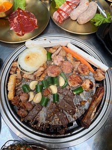 សាច់អាំងកូរ៉េ​ នៅ​ WangGi Korean BBQ ក្រុមណាក៏អាចចូលញ៉ាំបានដែរ​ 🥓🥓🥓 WangGi Korean BBQ Facebook page: https://www.facebook.com/profile.php?id=100067794415327 Contact: 086 969 222 Google maps: https://maps.google.com?q=WangGi 왕기 Korean BBQ, No. 13, St 57, Sangkat Beong Keng Kong1,Khan Beoung Keng Kong phnom penh, 13 St 57, Phnom Penh 12302&ftid=0x310951b69a2ec9af:0x9bf2b9ffa05525b3&hl=en-KH&gl=kh&entry=gps | Food Whisper - ខ្សឹបឱ្យឃ្លាន