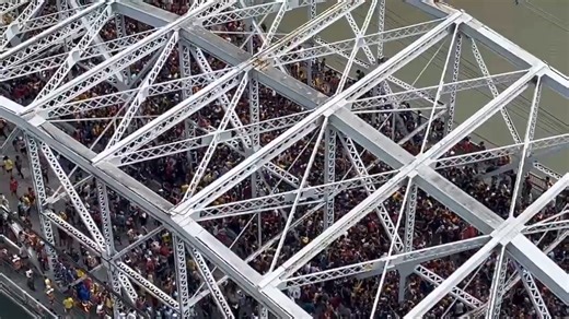 LOOK: Puno ng deboto ang Ayala Bridge habang tumatawid dito ang Andas ng Poong Jesus Nazareno. Makikita rin na nakabantay ang mga floating assets ng Philippine Coast Guard. #Nazareno2026 | via Jervis Manahan, ABS-CBN News | ABS-CBN News