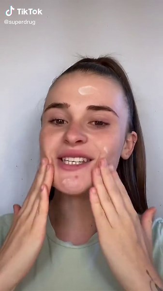 Contour tanning hack ✨ @mollypashbymua shows us how to get a summer glow with the @Bondi Sands Glo Matte 🙌 #superdrug #bondisands #tanhack #tanninghack