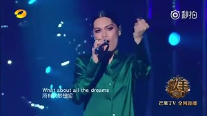 這歌聲的穿透力真的讓人跪了呀～第四集Jessie J用耳熟能詳的《Flashlight》開場，之後演唱麥克傑克森的經典作品《Earth Song》超強轉音整個太強🔥🔥 👉更多Jessis J超強現場演唱>>http://bit.ly/2GIo9FS #JessieJ #現場 #歌手2018 #音樂MV | VOGUE Taiwan