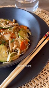 🍜 Vermicelles de riz sautés au poulet et légumes ✨ Un sauté simple, savoureux et réconfortant Ces vermicelles de riz sautés au poulet et légumes sont le genre de repas qui fait du bien après une grosse journée 💛 Rapide à préparer, nourrissant et parfait pour plaire à toute la famille — même les soirs pressés. ⏱️ Temps Préparation : 25 min Cuisson : 15 min Total : 40 min 👨‍👩‍👧‍👦 6 portions ⸻ 🧾 Ingrédients • 300 g de vermicelles de riz • 3 poitrines de poulet, coupées en petits cubes • 3 c.
