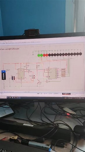 Zéro Code ! Créez un Chenillard LED Réglable avec NE555 et 74HC595 ⚡️ Vous voulez apprendre l'électronique mais la programmation vous fait peur ? Cette vidéo est faite pour vous ! Aujourd'hui, je réponds à vos demandes du groupe WhatsApp privé. Je vous montre comment réaliser un chenillard LED sophistiqué sans écrire une seule ligne de code. Nous allons comparer la simulation analogique (matérielle) à la simulation avec microcontrôleur (PIC12F675). Ce que vous allez apprendre : Comment utiliser 