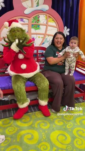Grinch Breaks Character at Universal Studios