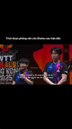 MC John Dykes của WTT hỏi Shasha là bây giờ kỳ vọng của 2 bạn với nội dung đôi nam nữ đã rất cao rồi, vậy thì khi đối mặt với đối thủ đang trong trạng thái tốt nhất sẽ chuẩn bị gì để giành chức vô địch tối nay. Và đây là câu trả lời của em Sha 🤭 trộm vía là lần nào đánh đôi được phỏng vấn cũm giả lời là chúng tui đánh với nhau 8 năm rồi á, ăn ý lắm hiểu nhau lắm nên chả cần phải trao đổi nhiều =))) nhấn mạnh lắm đó #shatou #shatou莎头 #5114 #sunyingsha #wangchuqin