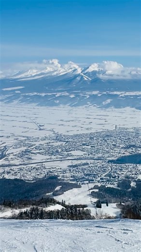 大雪山てぬぐい / Daisetsuzan Tenugui on Instagram: "富良野スキー場からこんにちは⛷️ 十勝岳連峰から旭岳方面まで、大雪山国立公園の山並みがきれいに見えました✨🗻❄️ 滑りながらこの景色…これが“神々の遊ぶ庭”の冬の姿です✨ 大雪山国立公園てぬぐいは十勝岳温泉凌雲閣・K-Sports富良野店・黒岳ロープウェイ・旭岳ロープウェイの４カ所で販売中です @ryounkaku @ksportsfurano @kurodakeropeway @asahidakeropeway 収益の一部は自然保護活動に役立てられます。 @daisetsuzan091204 日本遺産「カムイと共に生きる上川アイヌ」の認定商品です。 カムイミンタラ @daisetsu_official ❄️✨❄️ Hello from Furano Ski Resort ⛷️ We had a beautiful view of the Daisetsuzan National Park mountain range, stretching from the Tokachidake peaks