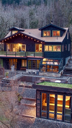 @cyrus_sutton’s got one helluva GIVEAWAY goin’ on right now🚨 A decade of building, welding, carving, and learning led the surfer/filmmaker to create a sanctuary that reflects a life shaped by curiosity and craft 🪚🔨🏡 We’d like to introduce you to @gorge.onsen 💚And now, you have a chance to win a two-night stay with your whole crew at the 4 bedroom hand-built homestead retreat in the stunning Pacific Northwest 🌲🌲 All the entry details are below, and be sure to check out the full story at Su