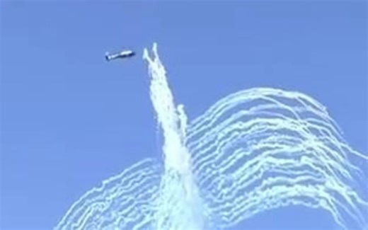 直-20垂直爬升，凌空画出“凤凰”。