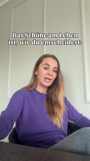 Wenn du dich hier wiederfindest, bleib gern. Vielleicht speicherst du dir diesen Beitrag als kleine Erinnerung für Tage, an denen du zweifelst 🤍 Das Schöne am Leben ist dass wir nie fertig sind. Du kannst denken MÄÄÄÄH… Ich muss noch so viel lernen. Oder du kannst denken: GEIL. Ich darf noch so viel lernen. Die Situation ist dieselbe. Nur deine Haltung macht den Unterschied. Lernen heißt nicht, dass du hinterher bist. Lernen heißt, dass du lebst. Und jeden Tag darfst du neu entscheiden wie du e