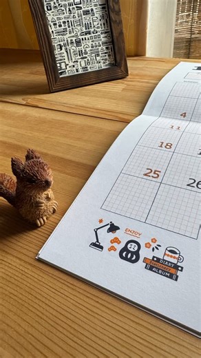 新日本カレンダー【公式】ericカレンダー特設アカウント on Instagram: ". 9月からの発売が待ち遠しい！ ericカレンダーシリーズは ericさんファンの皆さんのおかげ様で 2026年版も発売決定しました。 ありがとうございます😊🌈 このアカウントでは、各商品の魅力が伝わるような投稿を目指して投稿していきますので、どうぞよろしくお願いします🙇 この投稿の最後に商品情報を記載していますので、お時間のある時に見てみて下さいねぇ✨ ＊ 従来のシリーズ「eric color 日めくり」「eric 日めくり」「eric壁掛け」「eric 卓上」と合わせて シリーズ計6アイテムの店頭販売は 9月上旬発売予定です🔖 店舗様によって販売開始時期が異なりますのでご注意下さい 告知用の画像はサンプル品の為 実際と異なる場合があります。 詳しくは以下のURLから新日本カレンダーのHPをご確認ください。 https://www.nkcalendar.co.jp/pickup/ pickup_eric2026.html 笑顔あふれ