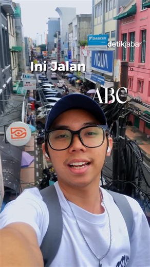 Detikjabar on Instagram: "Jalan ABC bukan sekadar tiga huruf acak di Bandung. Nama ini dipercaya berasal dari singkatan tiga komunitas etnis yang bermukim di sana pada masa kolonial: Arabieren (A), Bumiputera (B), dan Chinezen (C). Awalnya dikenal sebagai ABC Straat, Jalan ABC berkembang jadi kawasan perdagangan yang hidup sejak lama. Kini, jalan ini terkenal dengan deretan toko elektronik, jam tangan, kacamata, dan berbagai komponen vintage yang khas kota Bandung. Selengkapnya dalam video ini!
