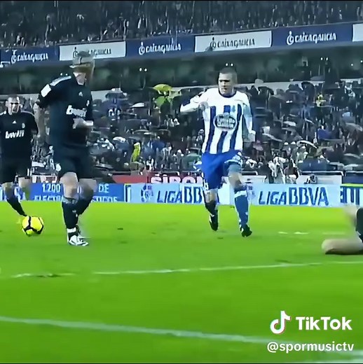 The Art of Passing: Counter-Attack & No-Look Pass Techniques